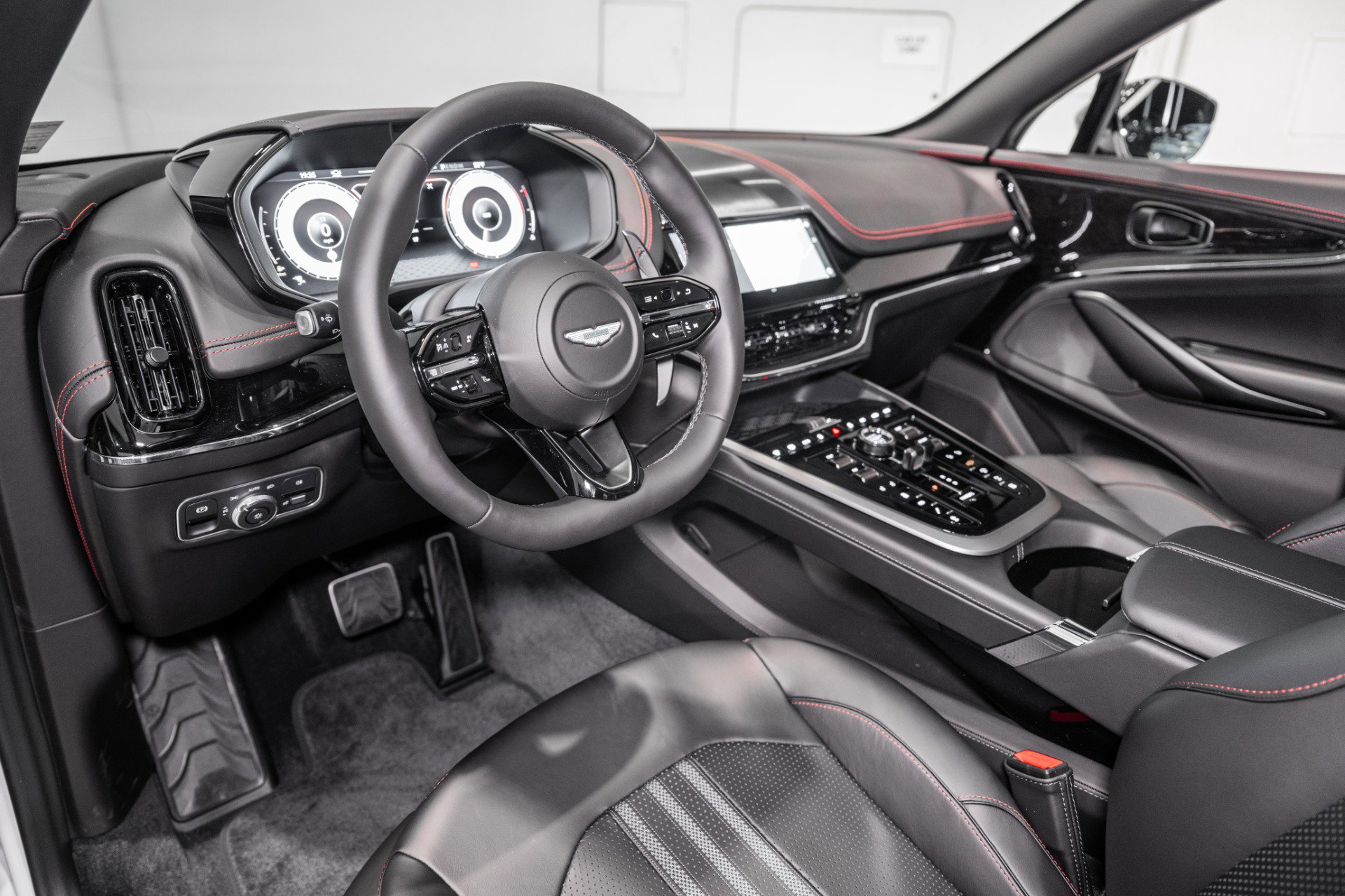 New 2026 Aston Martin DBX 707 image 3