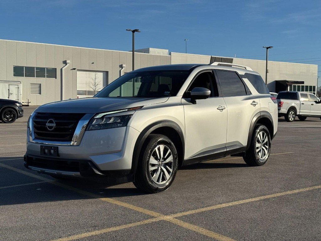 Used 2025 Nissan Pathfinder SL image 1