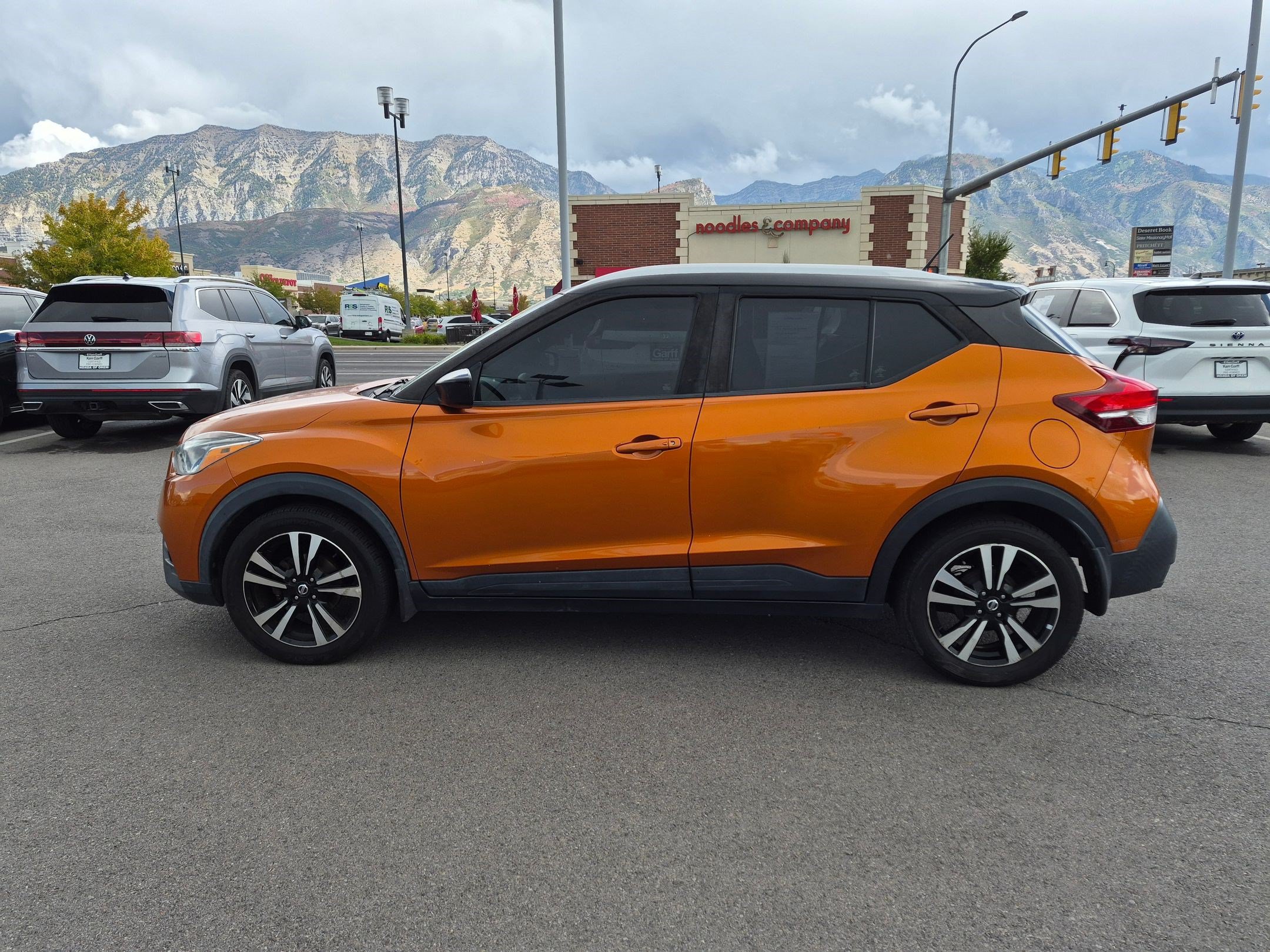 Used 2019 Nissan Kicks SV FWD image 9