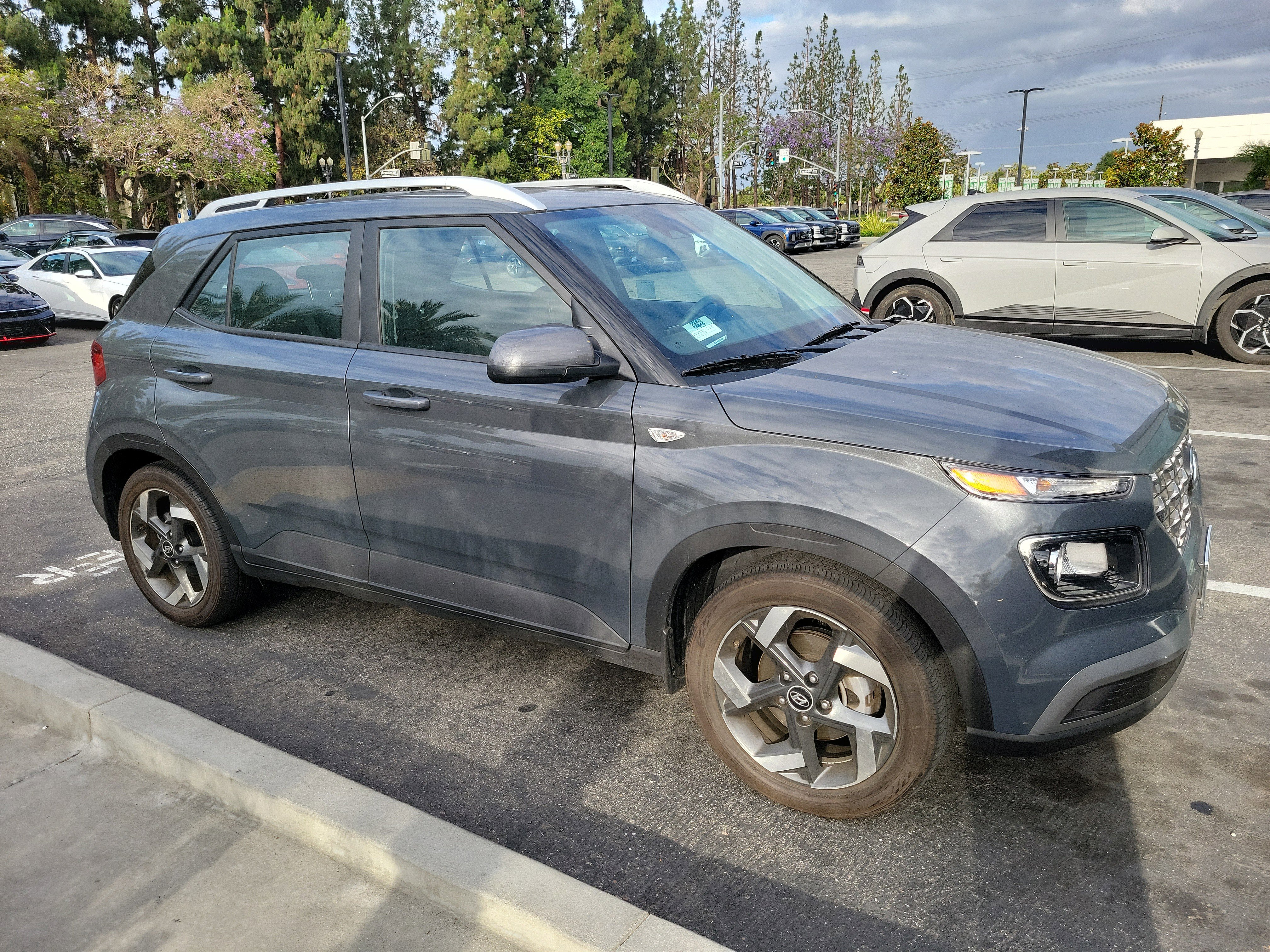 Used 2023 Hyundai Venue SEL FWD image 4