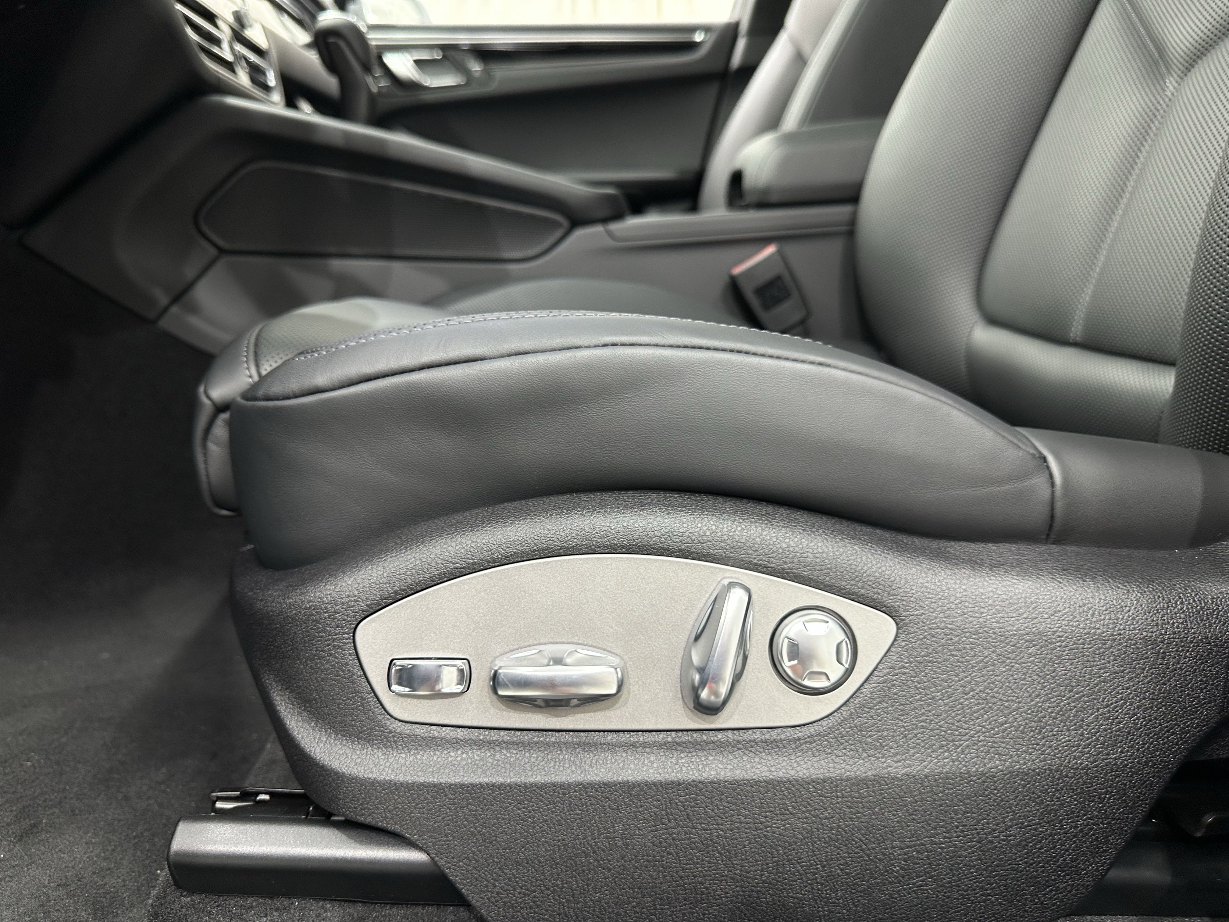 Certified 2025 Porsche Macan image 31