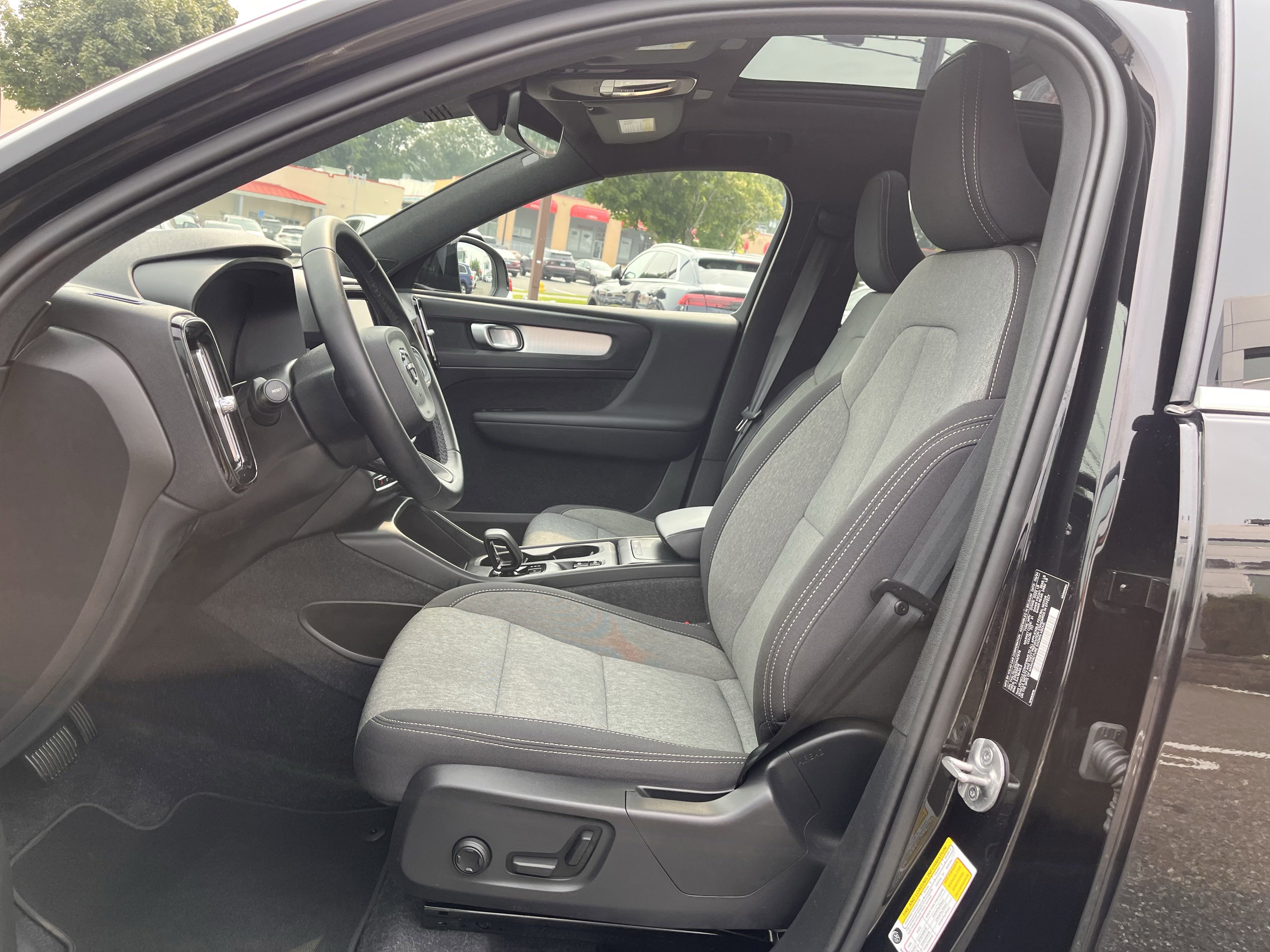 Certified 2025 Volvo XC40 B5 Core image 6