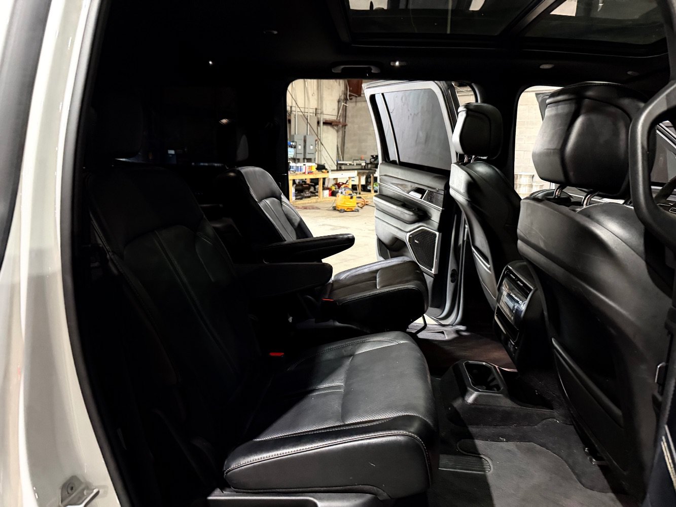 Used 2022 Jeep Wagoneer Series III w/ Premium Group I AWD/4WD image 22