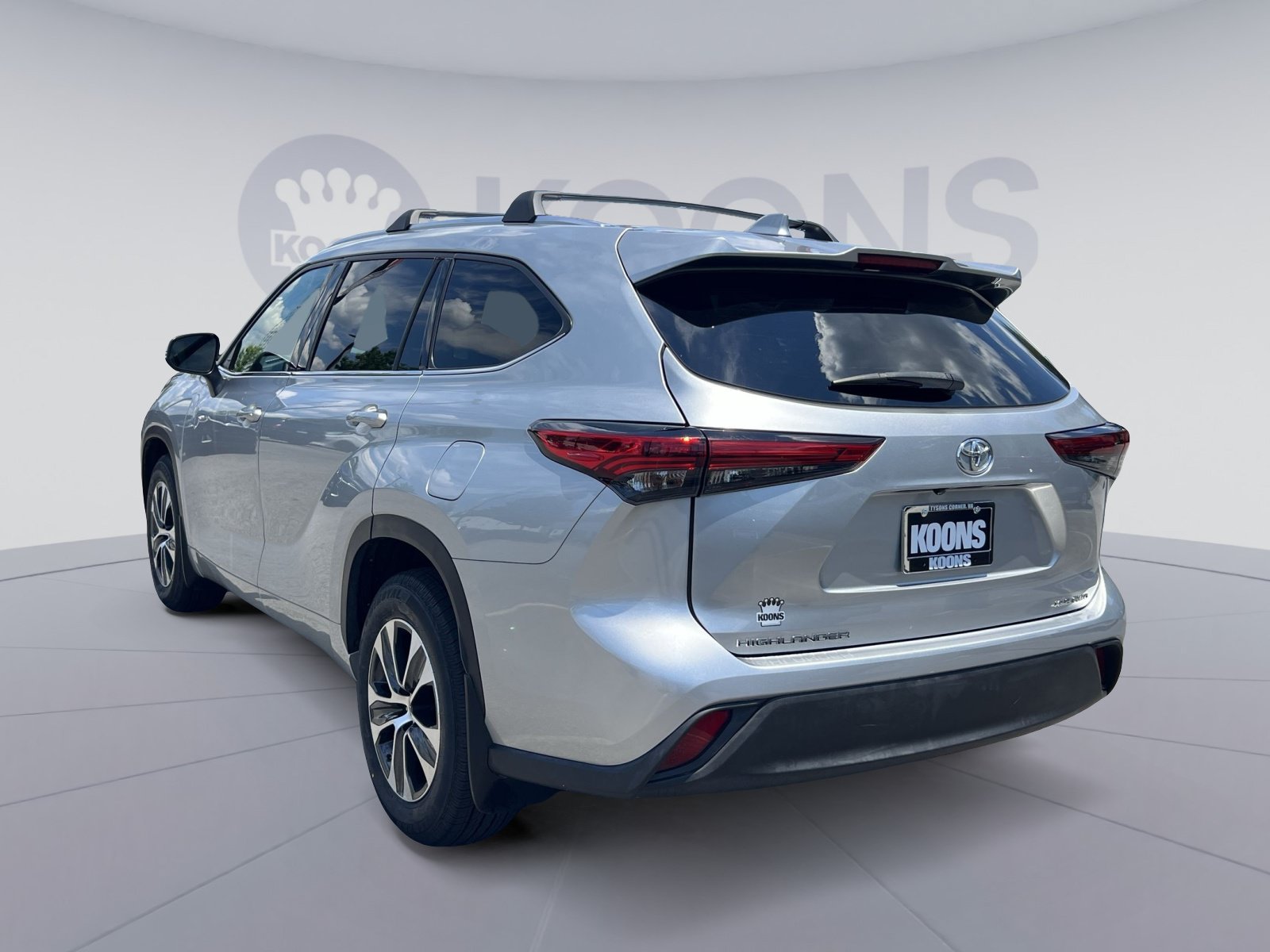 Used 2021 Toyota Highlander XLE AWD/4WD image 4