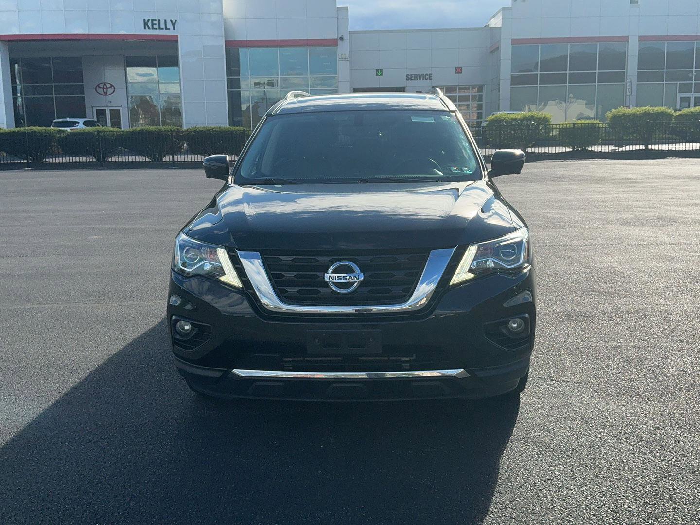 Used 2019 Nissan Pathfinder Platinum image 2