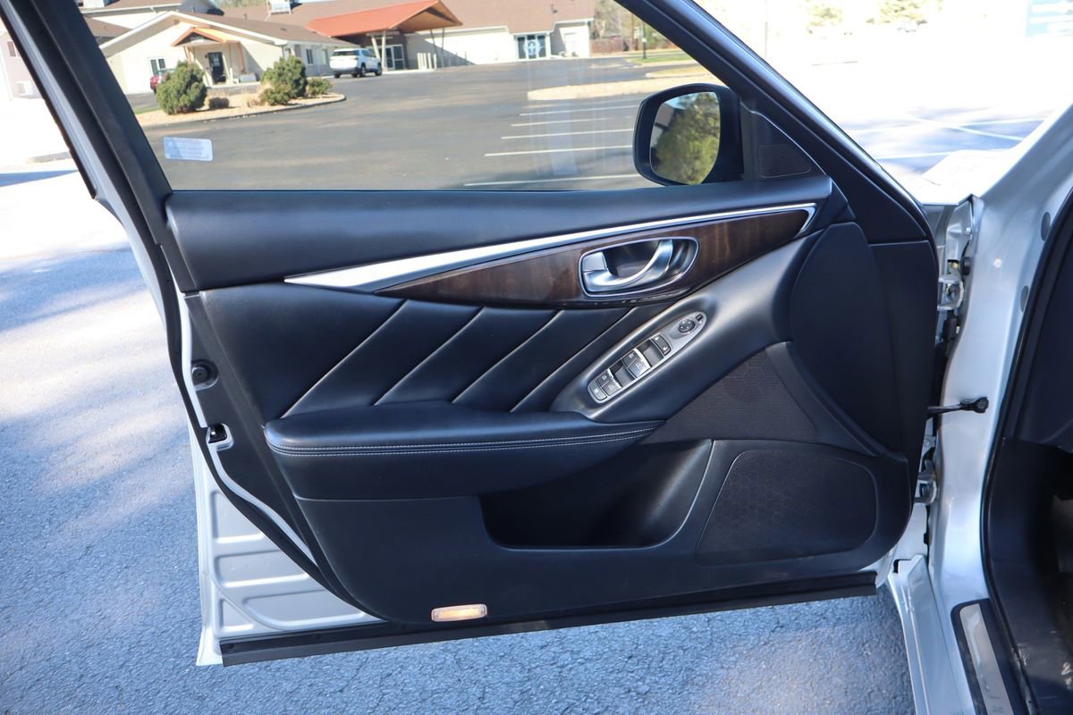 Used 2018 INFINITI Q50 Luxe w/ Essential Package (3.0T Luxe) image 23