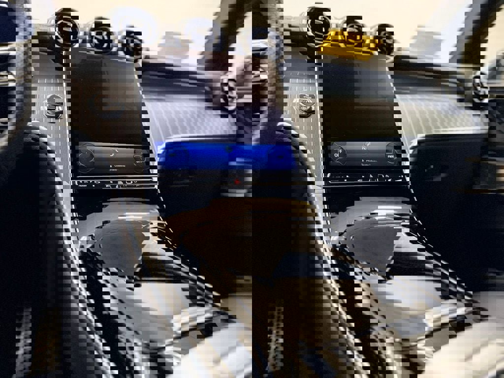 Used 2024 Mercedes-Benz GLC 300 4MATIC image 16