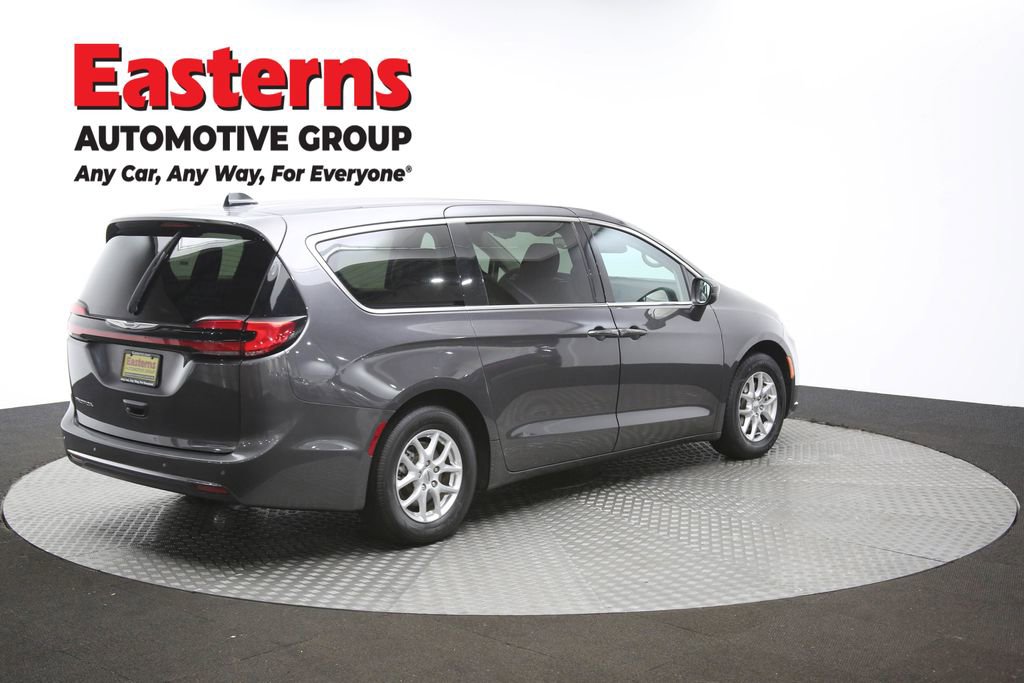 Used 2023 Chrysler Pacifica Touring-L image 45