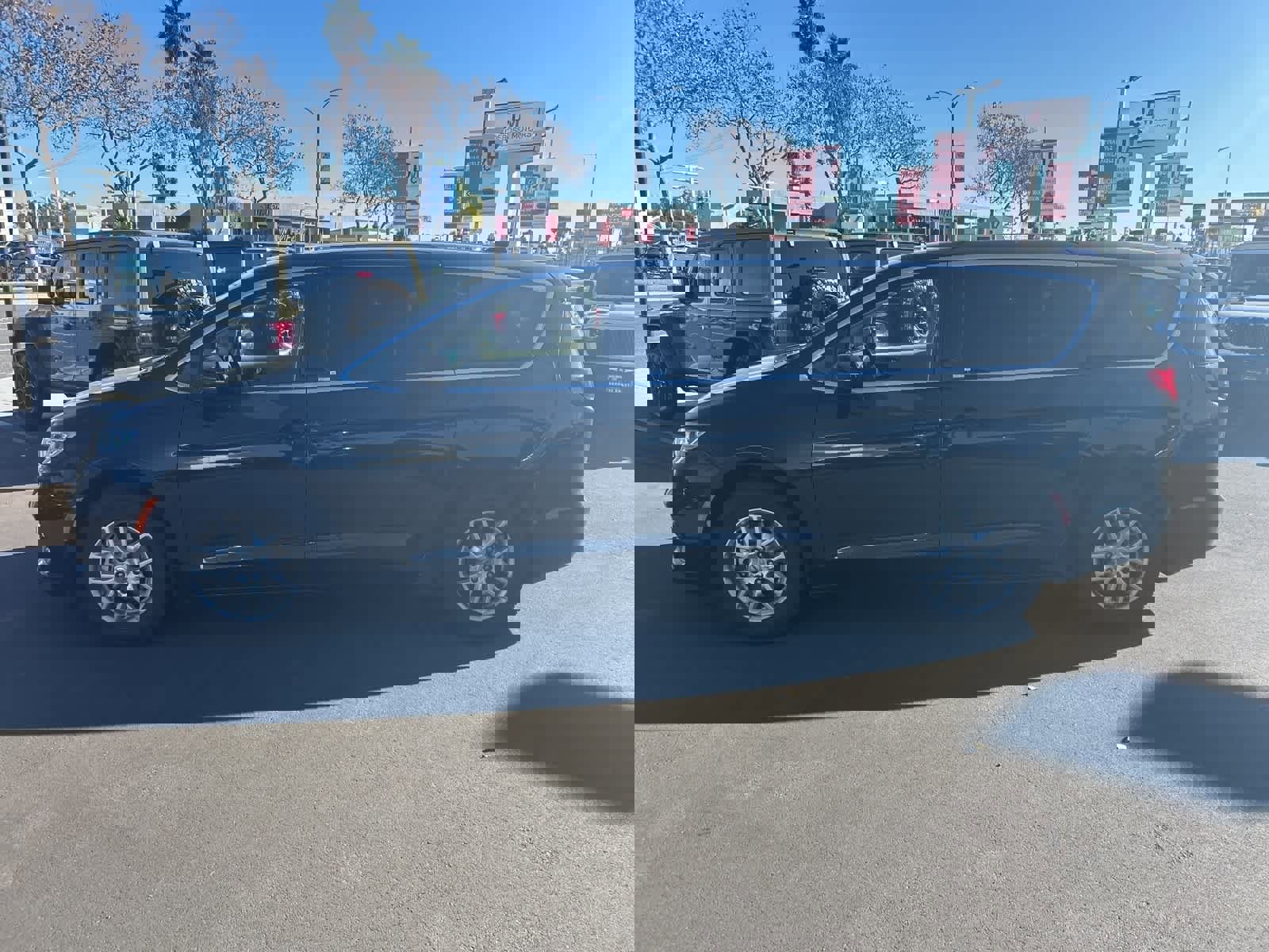 Used 2024 Chrysler Pacifica Touring-L image 3