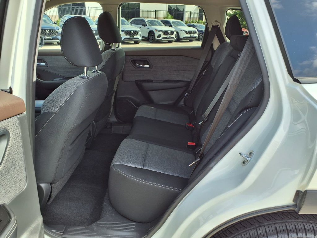 Used 2022 Nissan Rogue SV FWD image 13