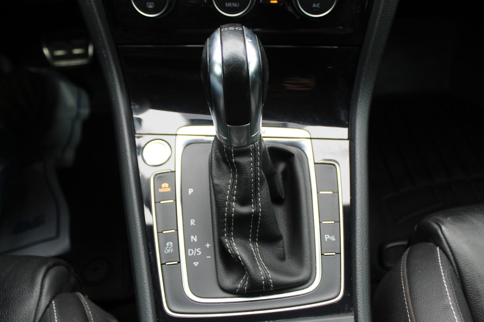 Used 2015 Volkswagen Golf R R image 32