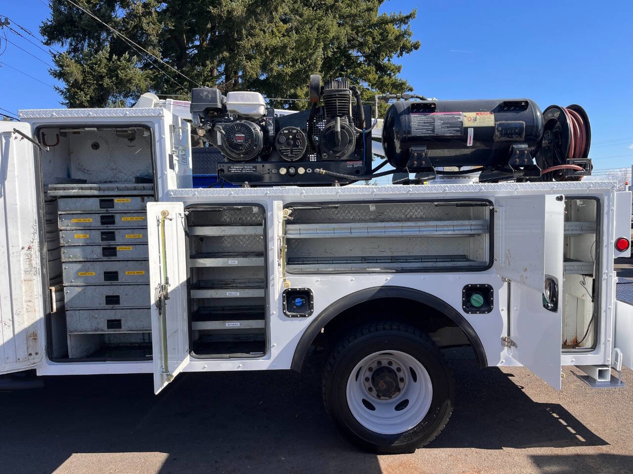 Used 2015 Ford F550 4x4 SuperCab Super Duty w/ Power Equipment Group image 9