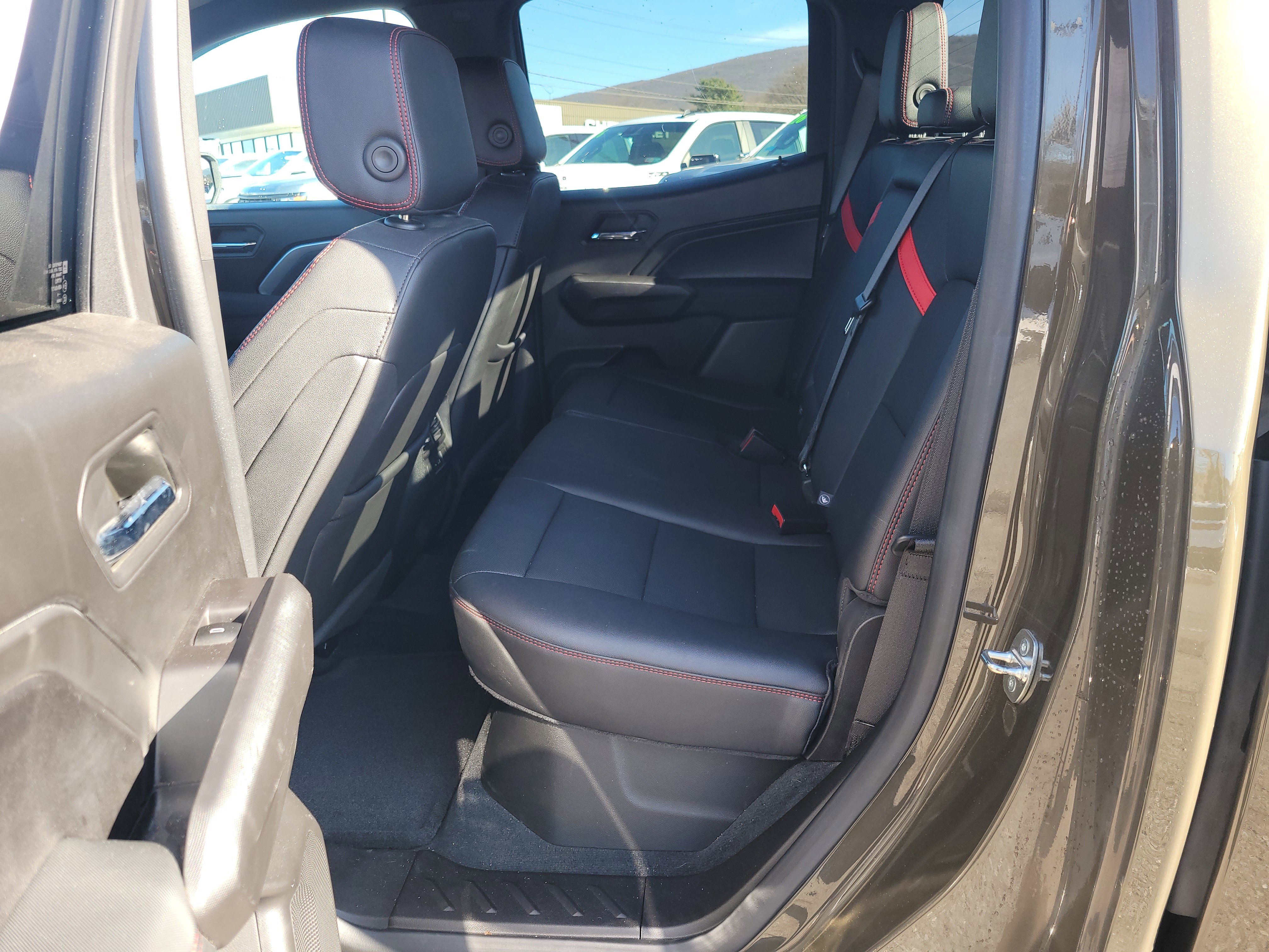 Used 2023 Chevrolet Colorado Z71 w/ Z71 Convenience Package 2 image 8