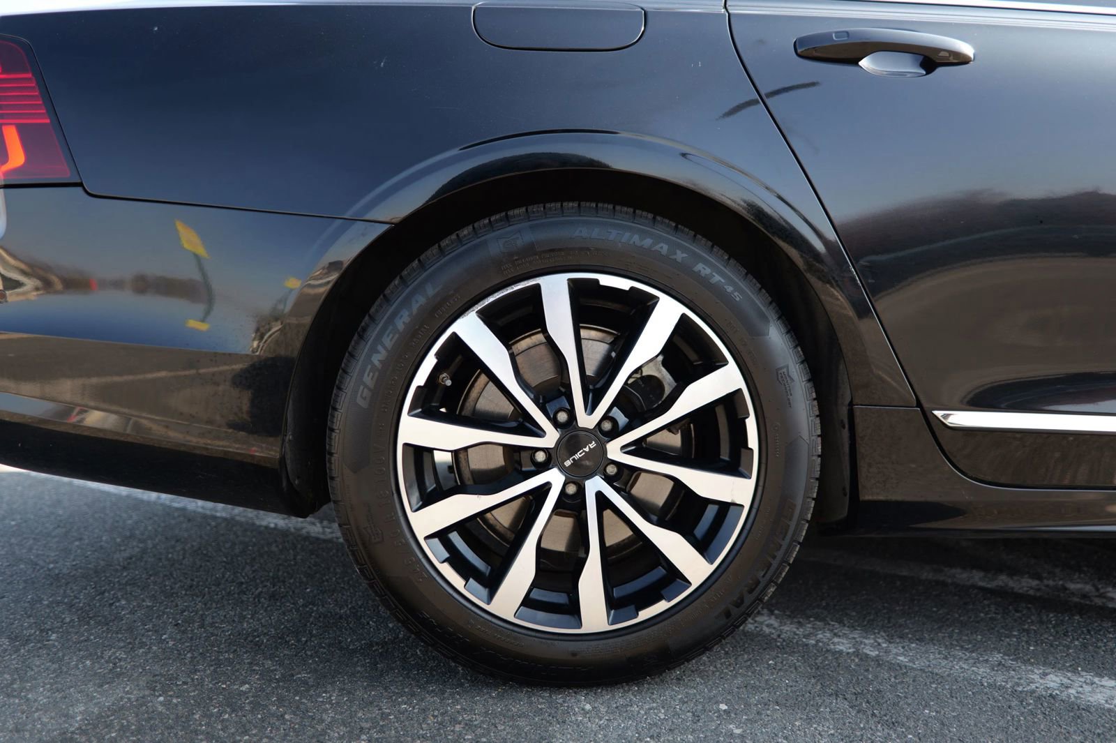 Used 2023 Volvo S90 B6 Plus image 12