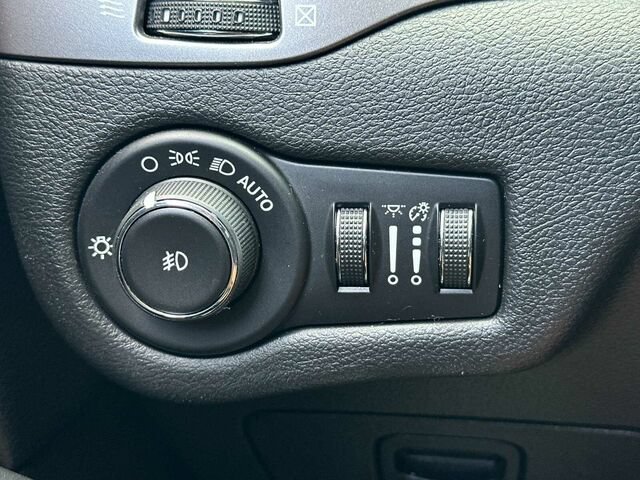 Used 2020 Jeep Cherokee Latitude Plus AWD/4WD image 30