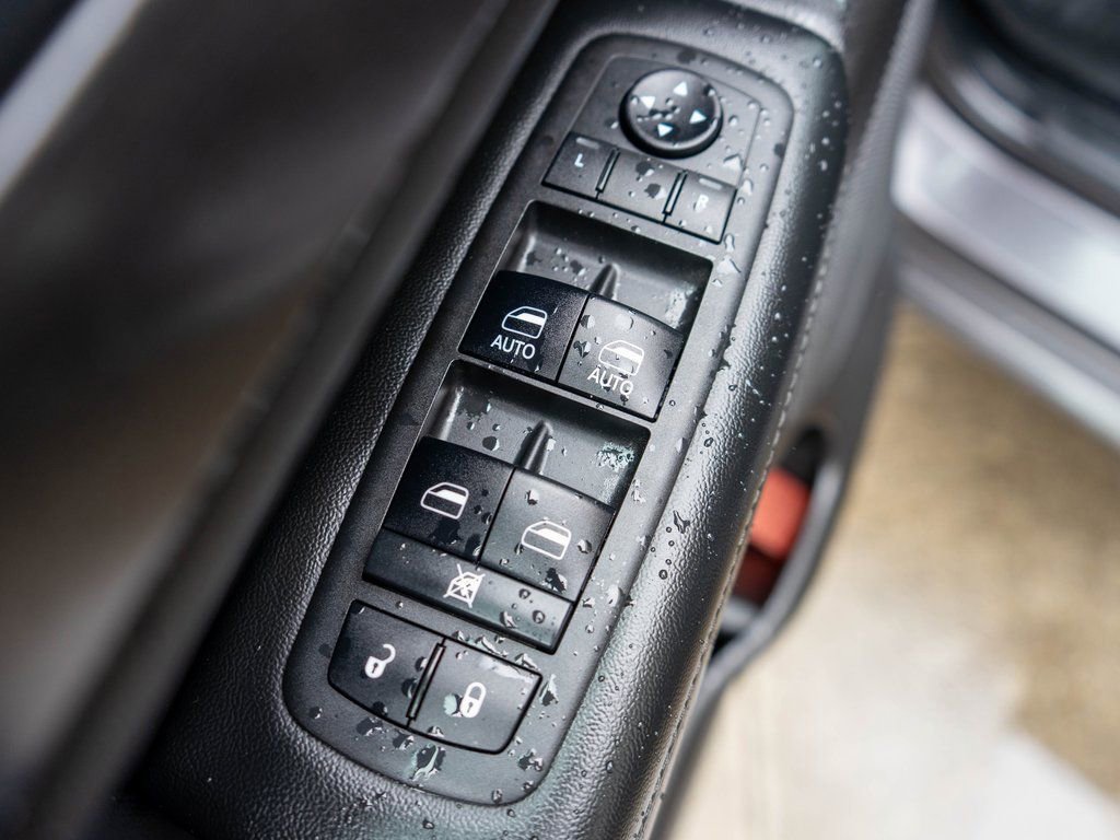 Used 2018 Jeep Grand Cherokee Altitude image 18