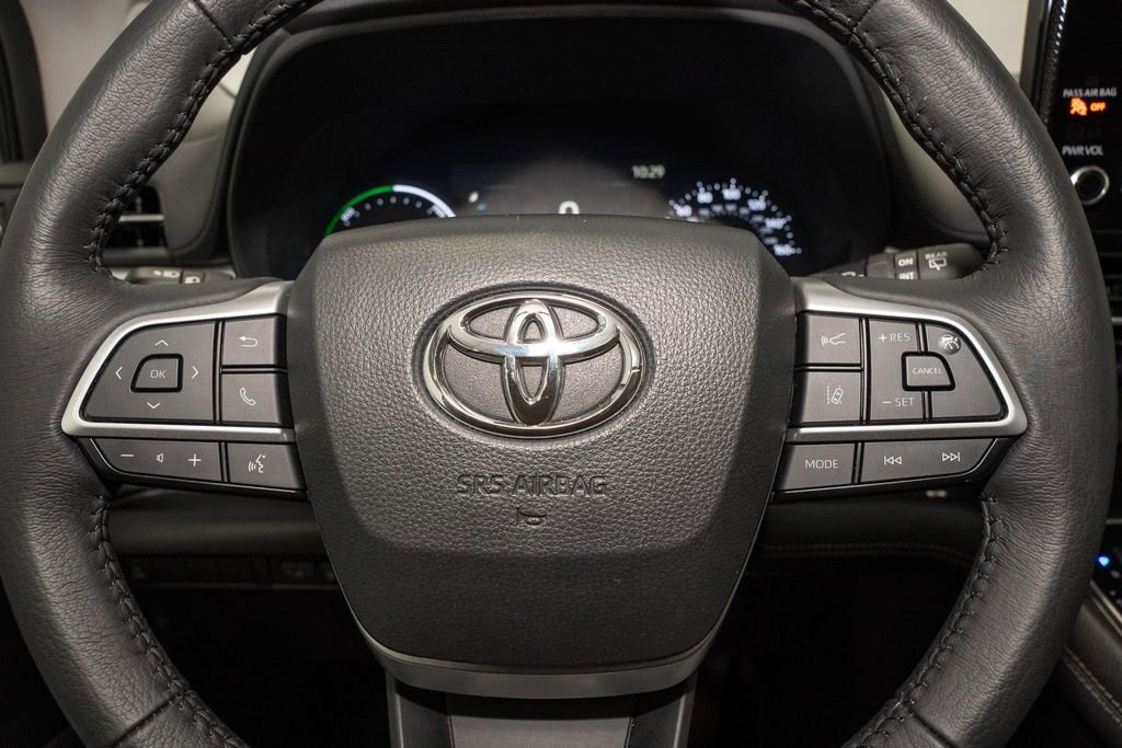 Used 2025 Toyota Sienna XLE image 21