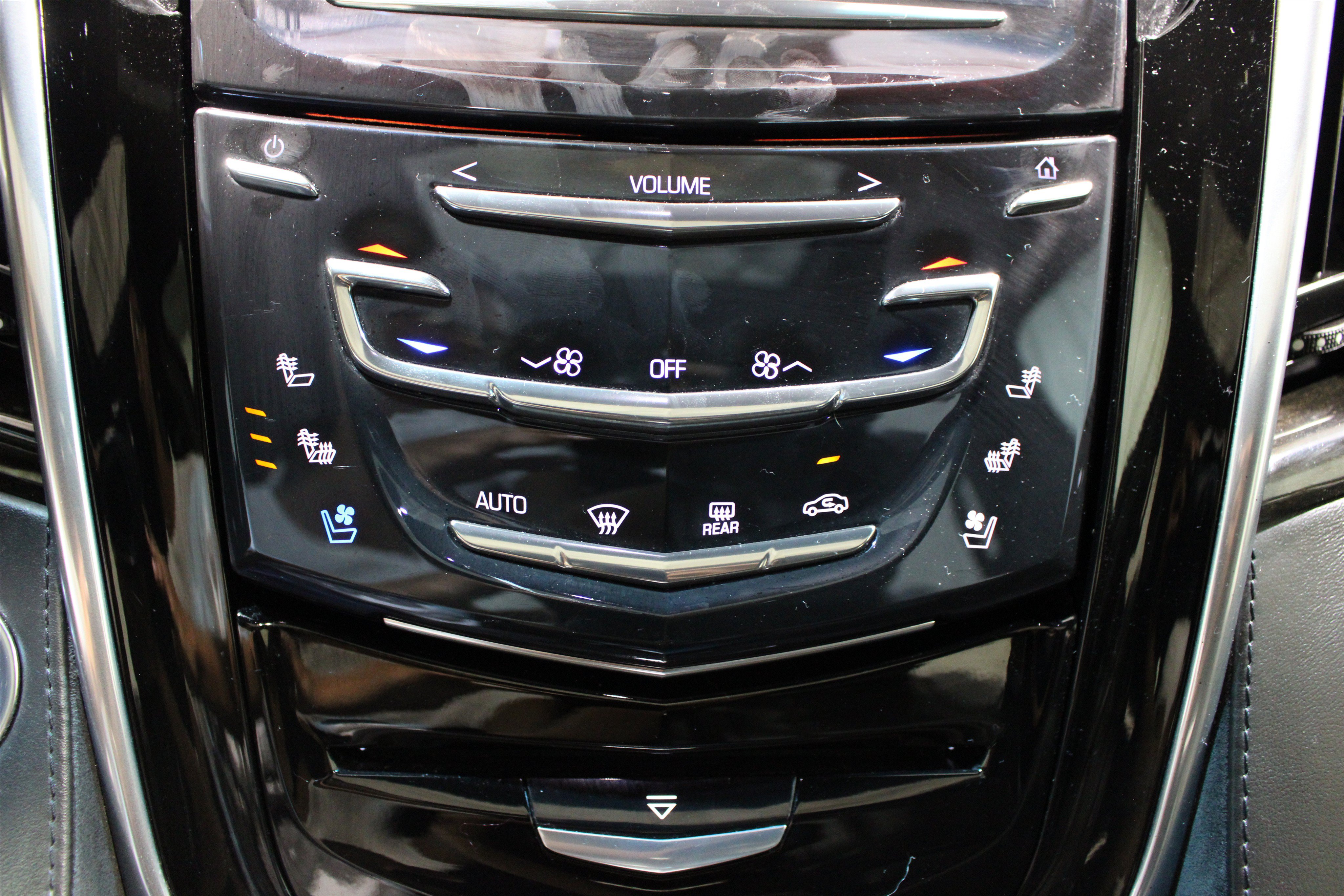 Used 2019 Cadillac Escalade ESV Platinum AWD/4WD image 17