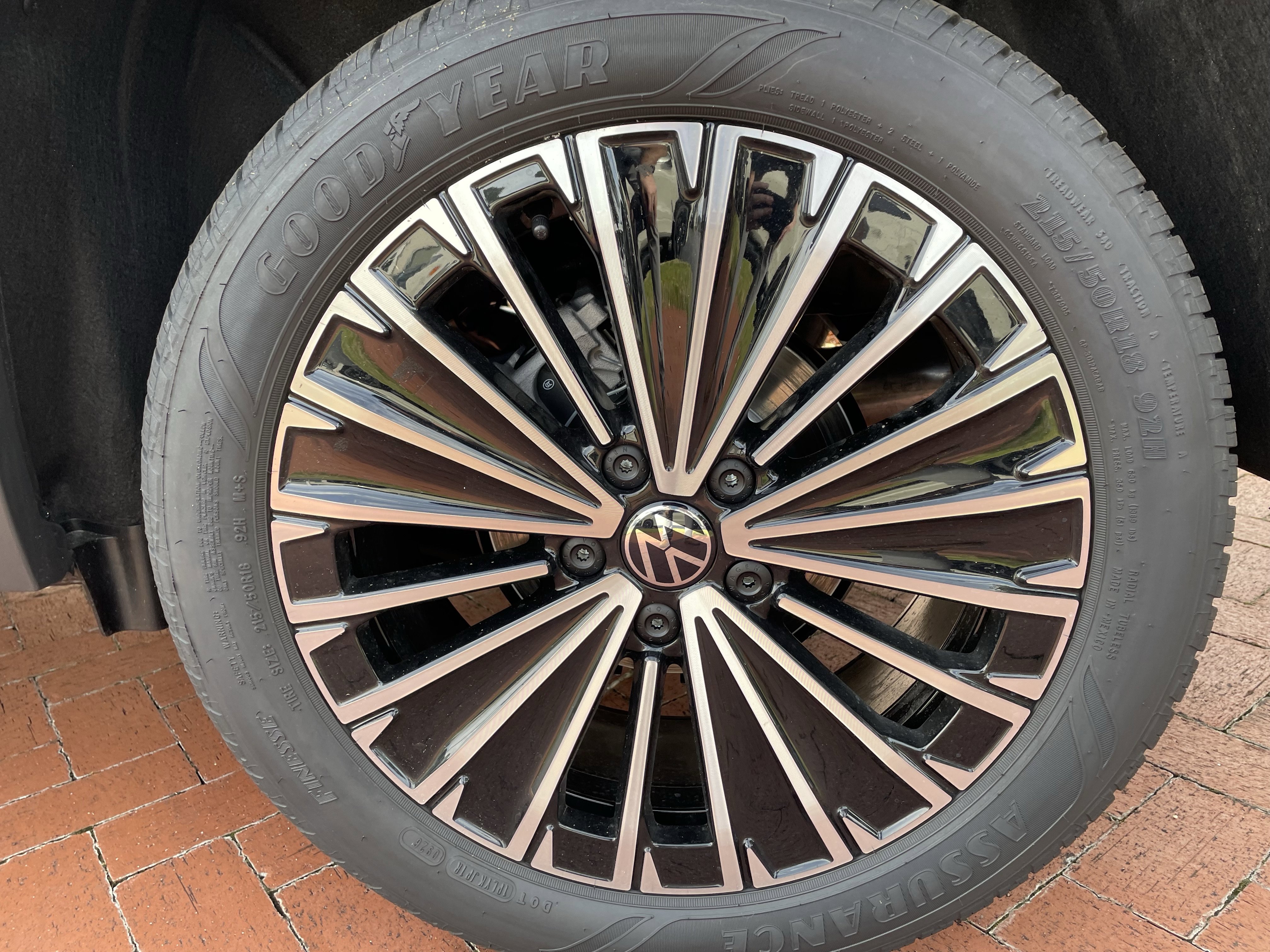 New 2026 Volkswagen Taos SE FWD image 8