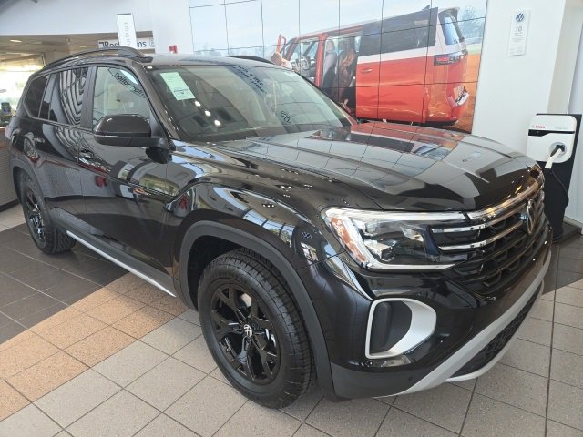 New 2025 Volkswagen Atlas Peak Edition SE image 2