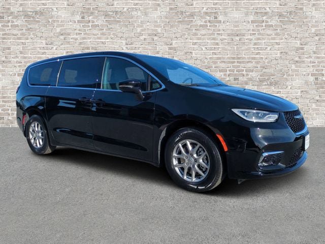 New 2026 Chrysler Pacifica Select