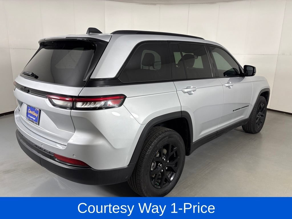 Used 2024 Jeep Grand Cherokee Altitude AWD/4WD image 11