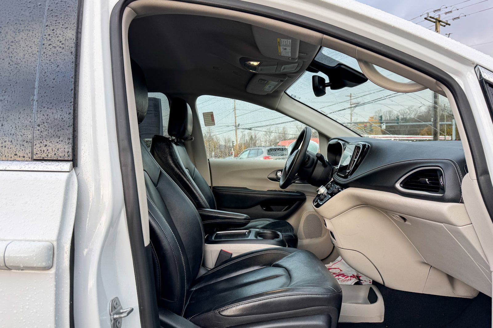 Used 2022 Chrysler Pacifica Touring-L image 9