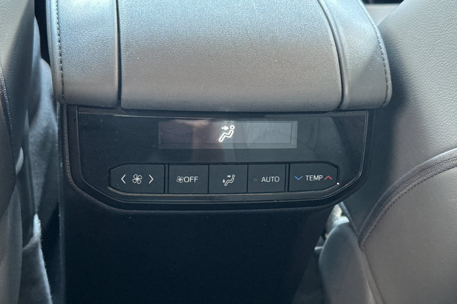 Used 2022 Toyota Highlander XLE AWD/4WD image 15
