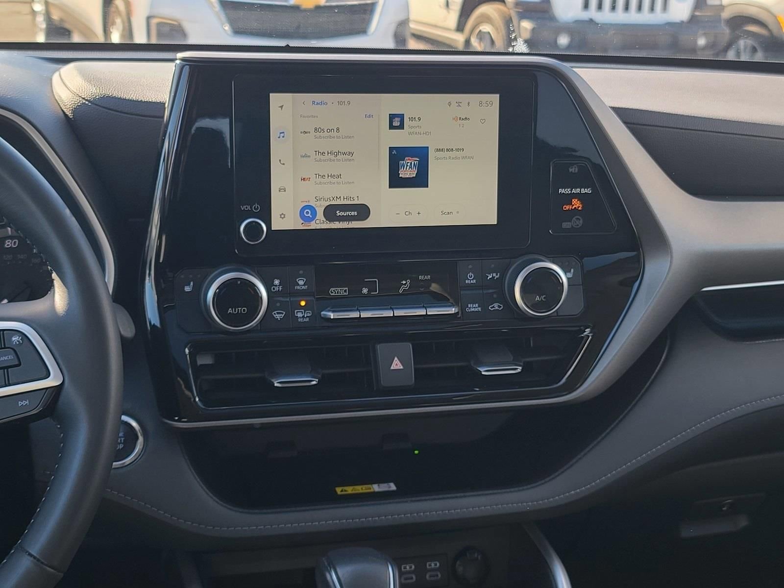 Used 2023 Toyota Highlander XLE image 17