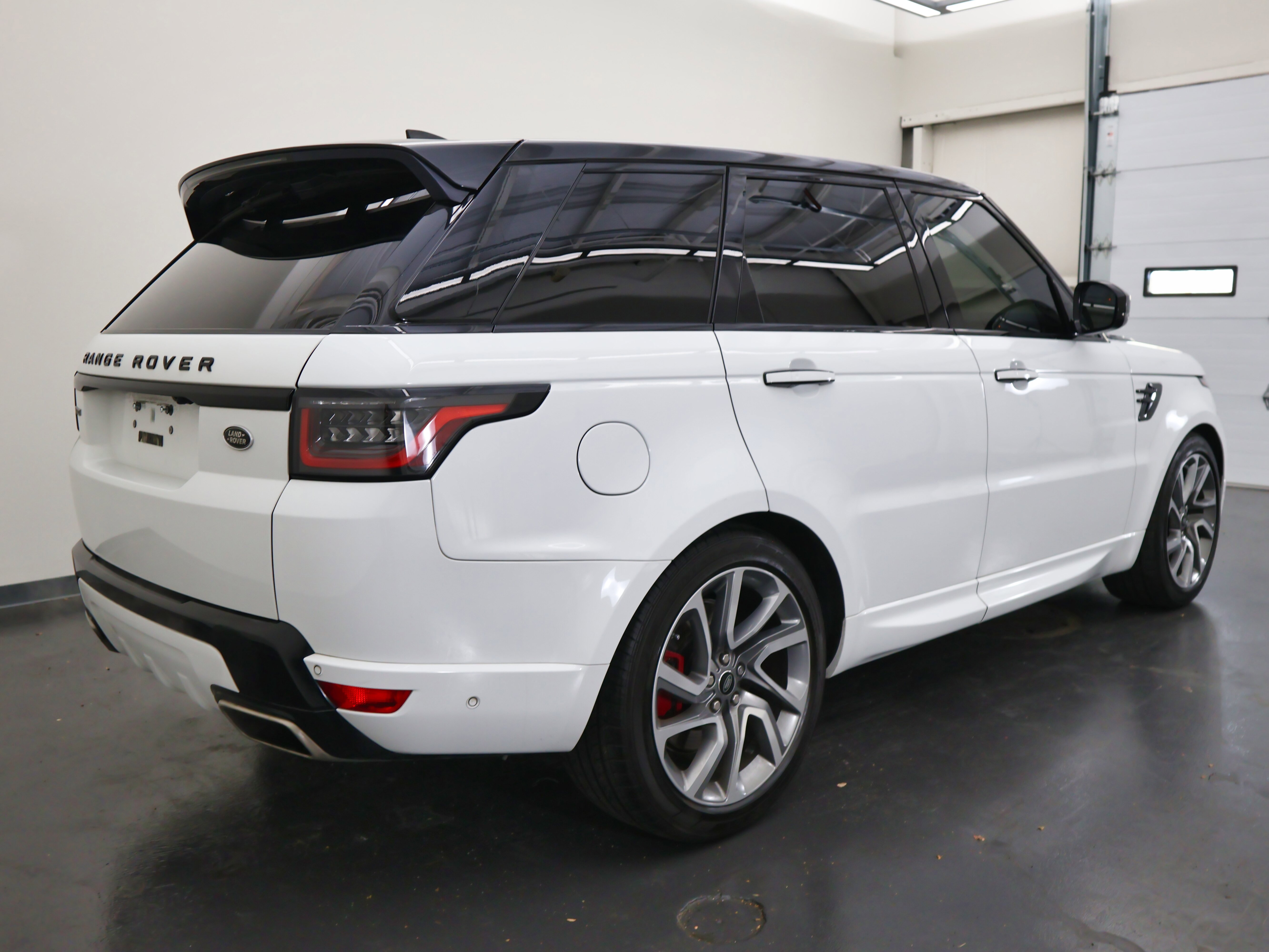 Used 2018 Land Rover Range Rover Sport HSE Dynamic image 3