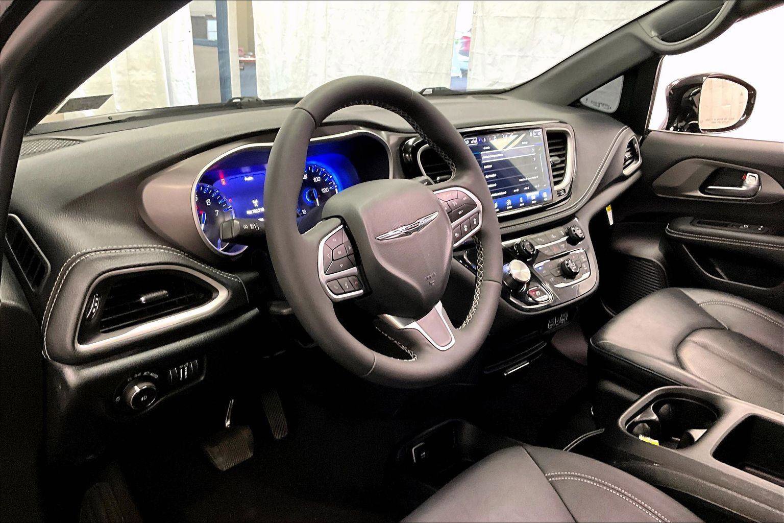 Used 2025 Chrysler Pacifica Select image 12