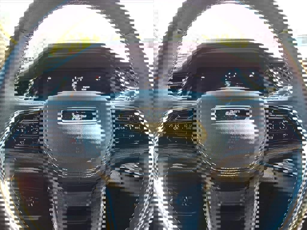 Used 2022 Jeep Grand Cherokee Overland w/ Luxury Tech Group IV image 24