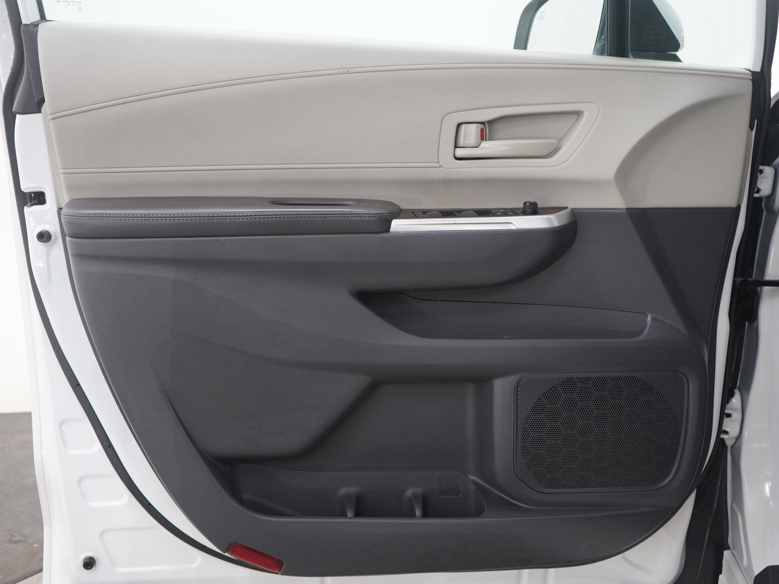 Used 2022 Toyota Sienna LE FWD image 19
