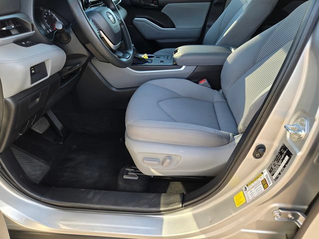 Used 2022 Toyota Highlander L FWD image 19