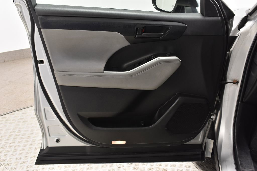 Used 2023 Toyota Highlander XLE image 9