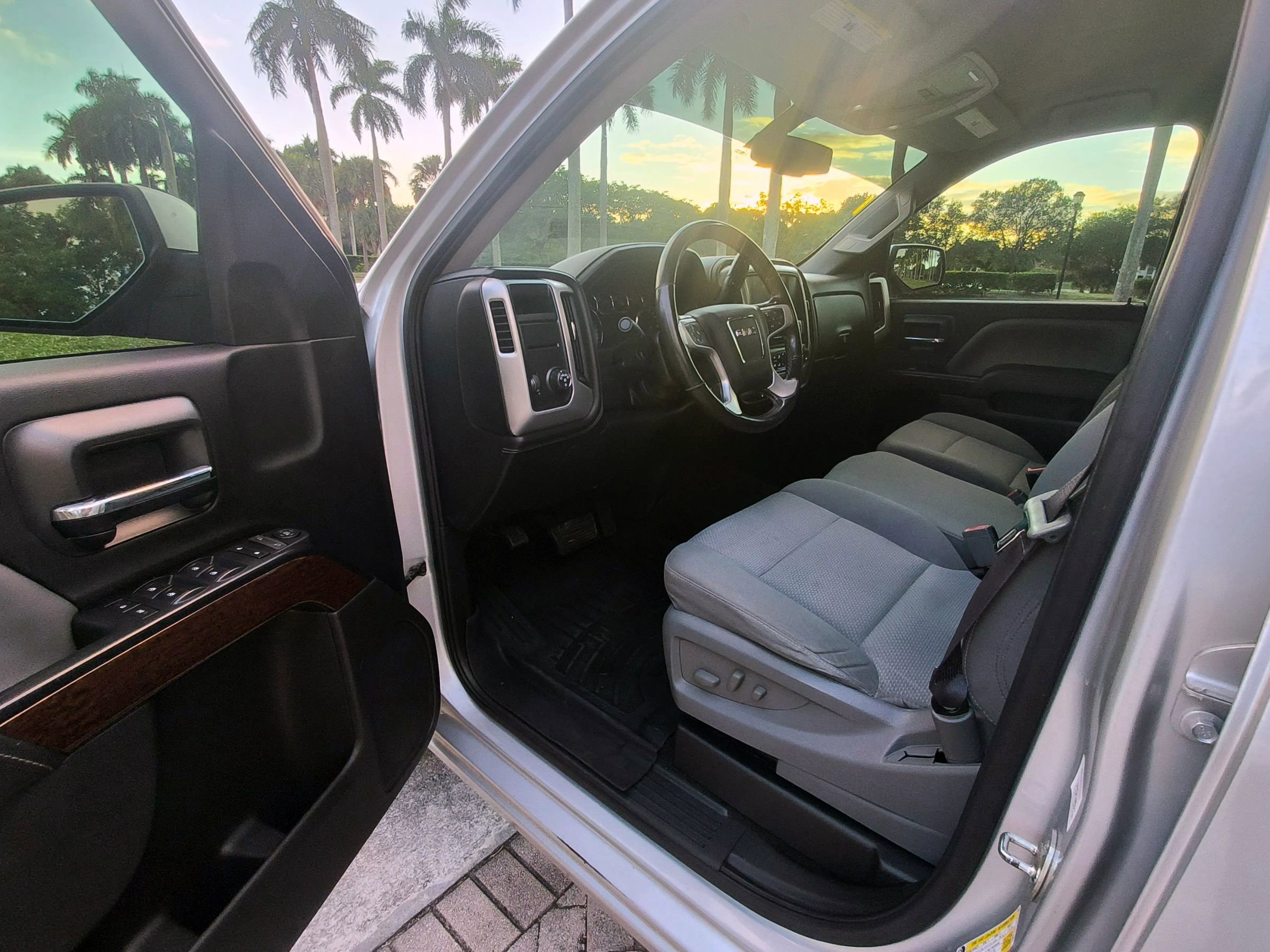 Used 2017 GMC Sierra 1500 SLE w/ SLE Value Package image 4