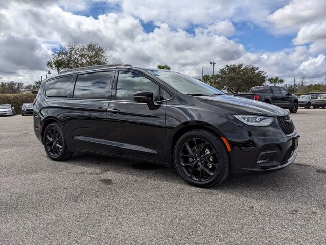 Used 2025 Chrysler Pacifica Limited image 2