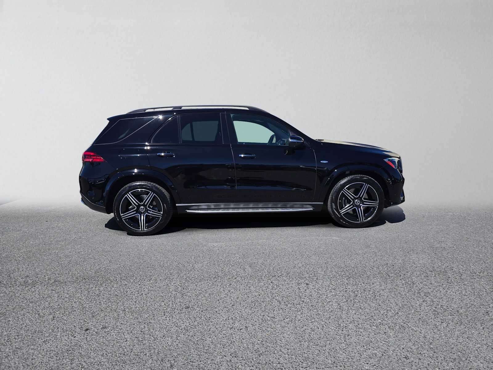 Used 2025 Mercedes-Benz GLE 450e 4MATIC image 2