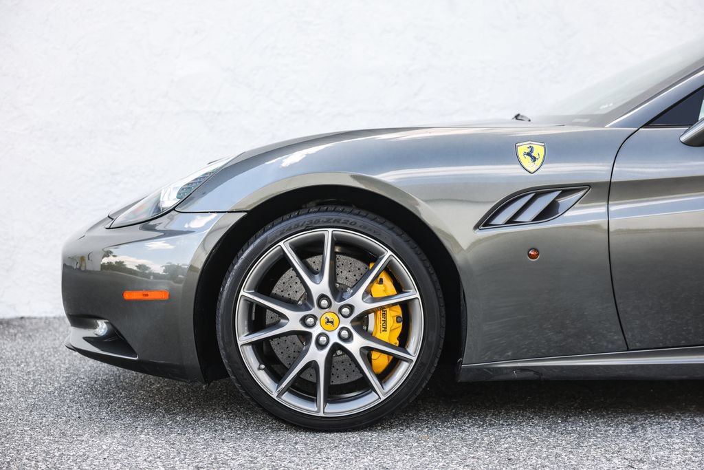 Used 2010 Ferrari California RWD image 17