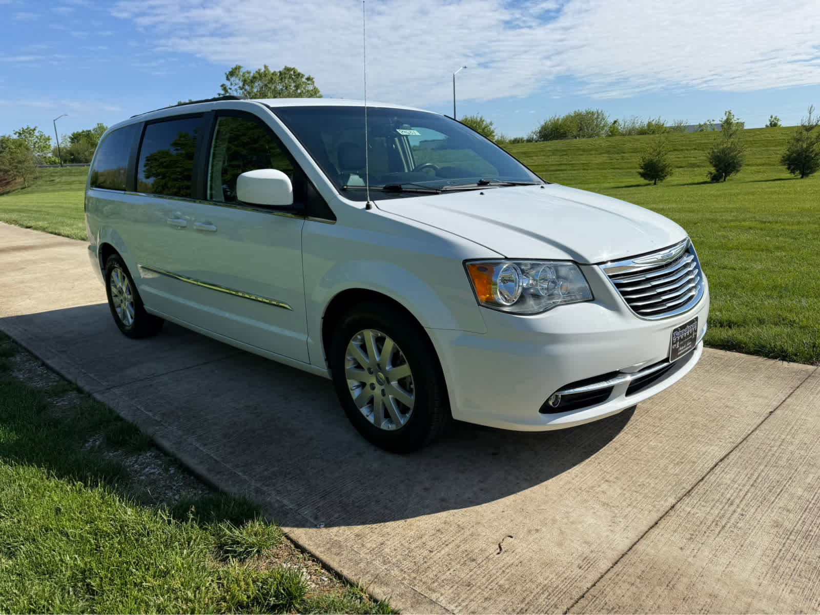 Used 2016 Chrysler Town & Country Touring FWD image 8