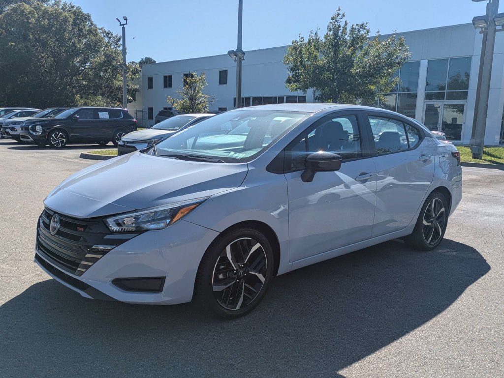 Used 2025 Nissan Versa SR FWD image 8