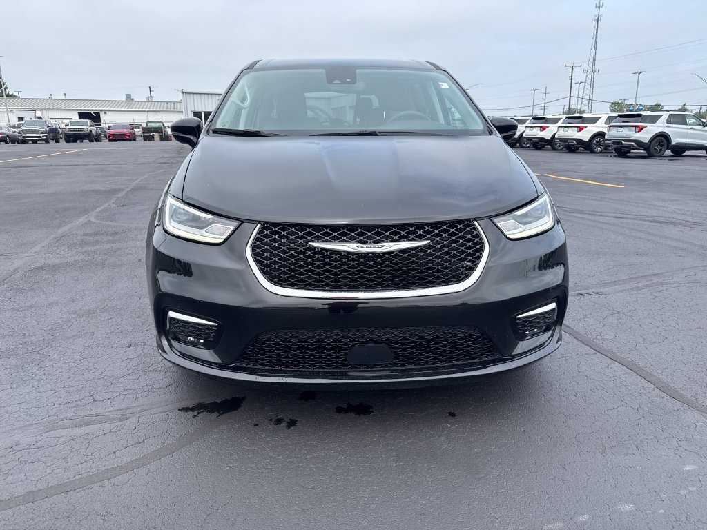 Used 2024 Chrysler Pacifica Touring-L FWD image 3
