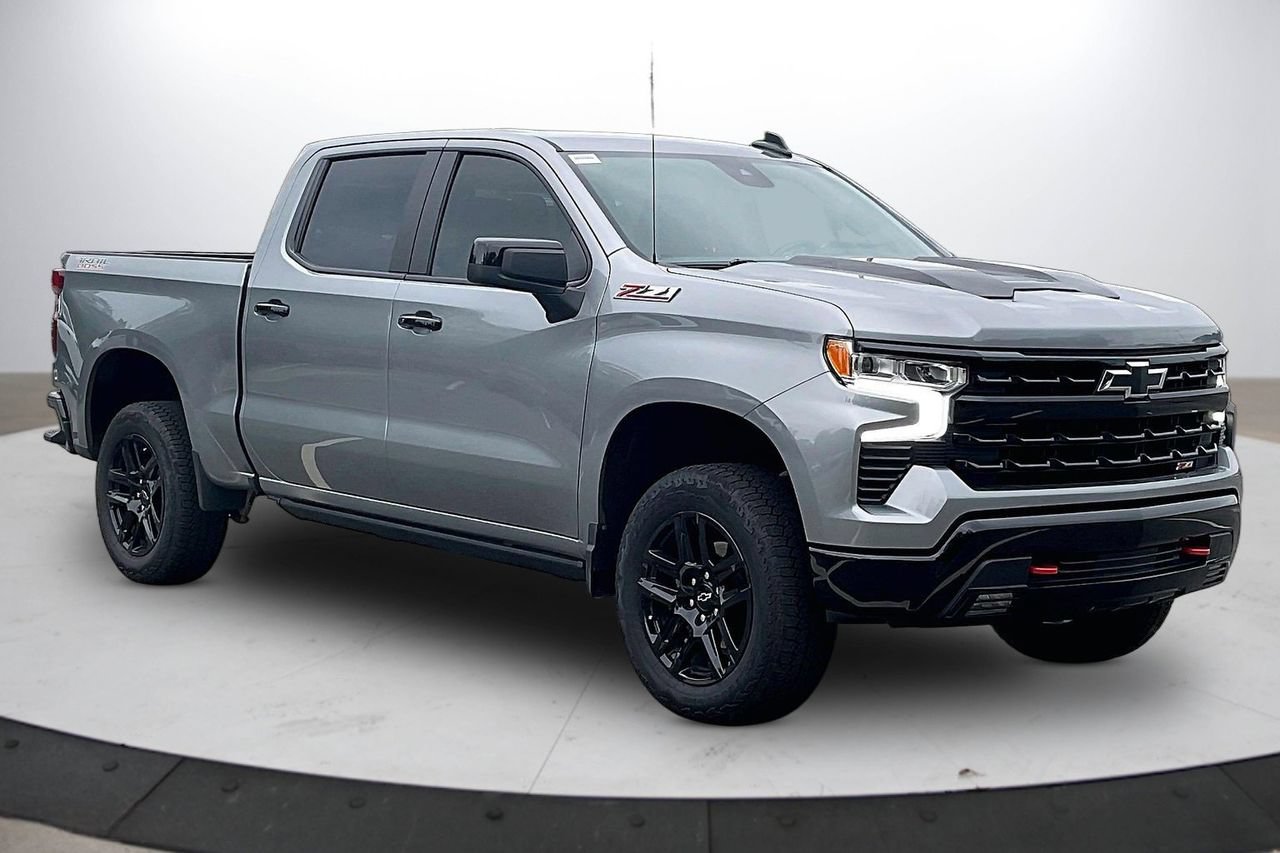 Used 2025 Chevrolet Silverado 1500 LT Trail Boss w/ Convenience Package II AWD/4WD image 2