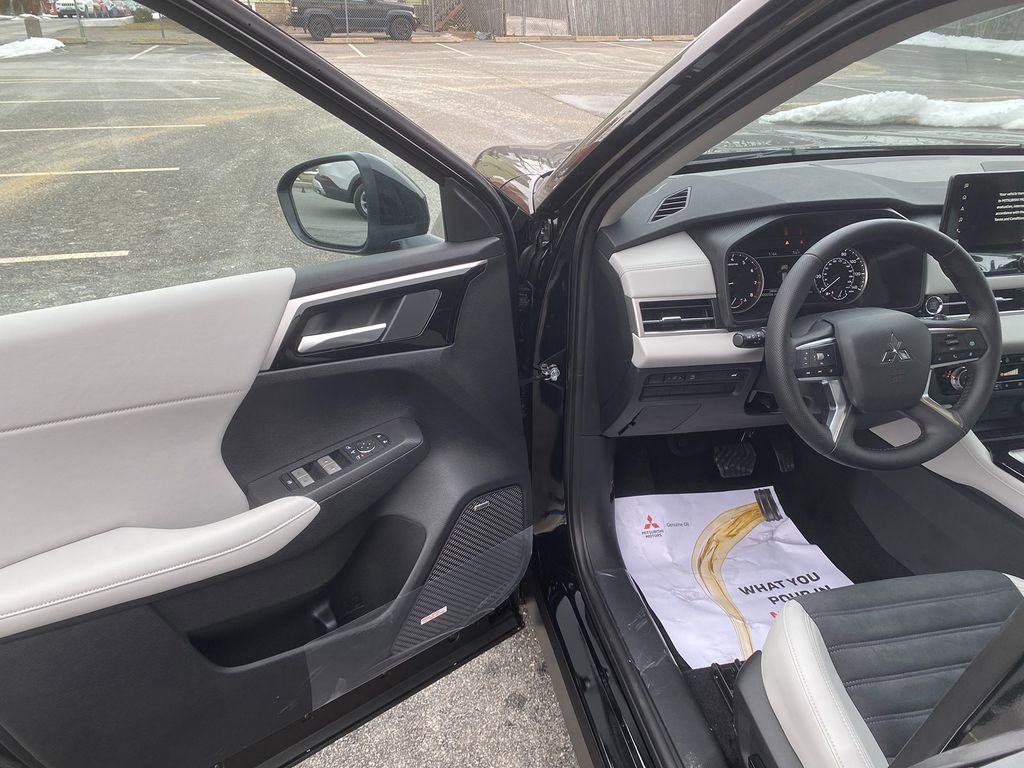 New 2026 Mitsubishi Outlander SE image 10