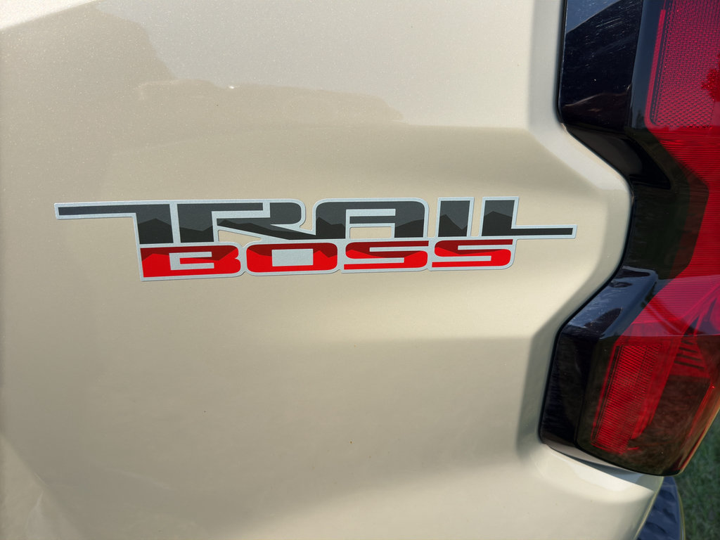 Used 2023 Chevrolet Colorado Trail Boss AWD/4WD image 10