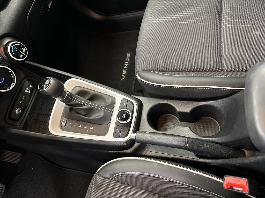 Used 2023 Hyundai Venue Limited w/ Cargo Package FWD image 29