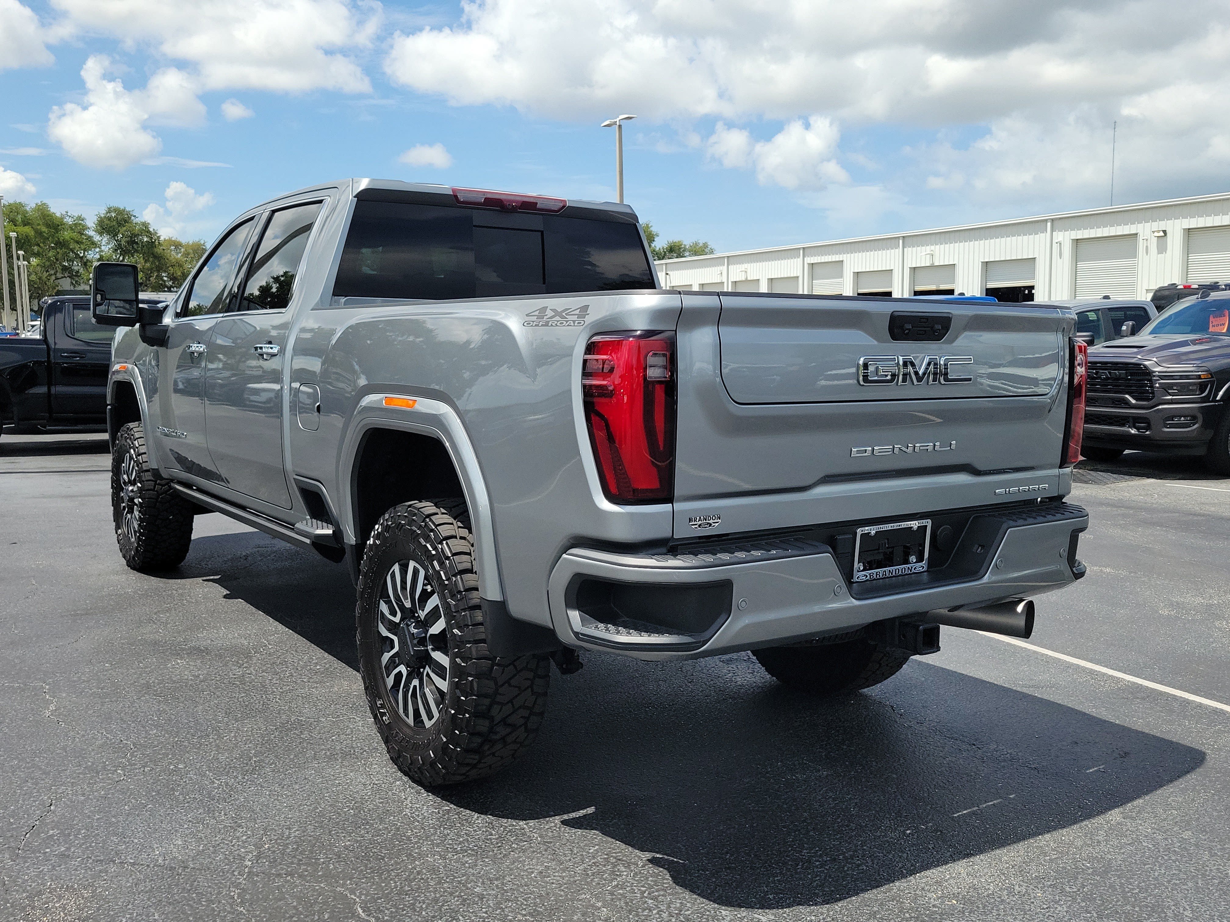 Used 2024 GMC Sierra 2500 Denali Ultimate AWD/4WD image 7