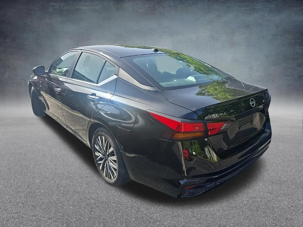 Used 2025 Nissan Altima 2.5 SV FWD image 4