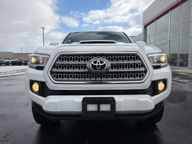 Used 2017 Toyota Tacoma TRD Sport image 2