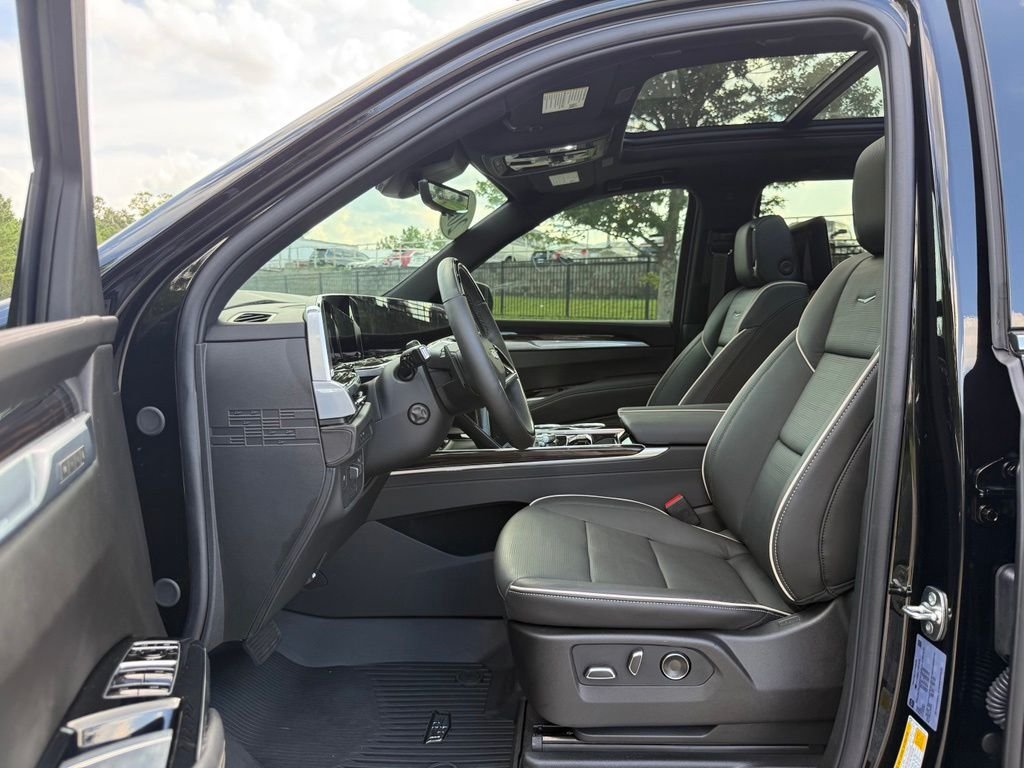 Used 2026 Cadillac Escalade Luxury w/ LPO, Floor Liner Package AWD/4WD image 26